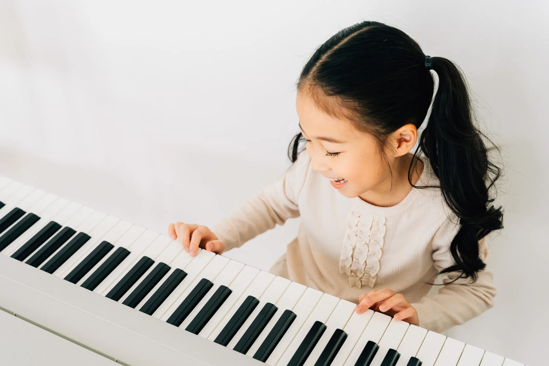 Mädchen spielt Klavier